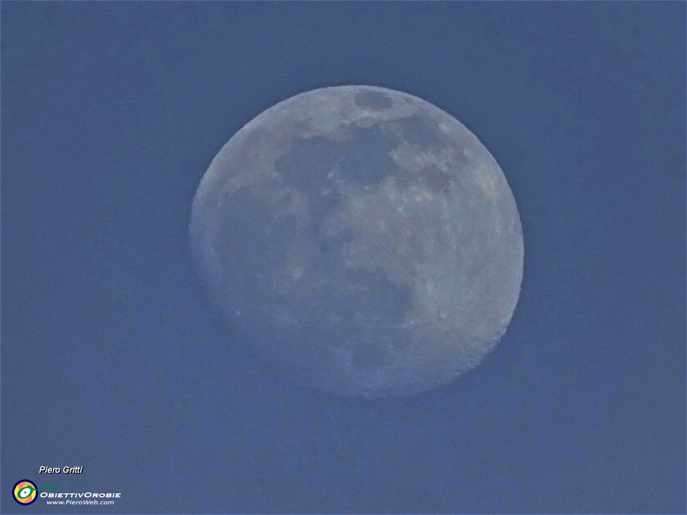 87 Con la luna che spunta  dal monte chiudiamo la nostra bella escursione !.JPG -                                